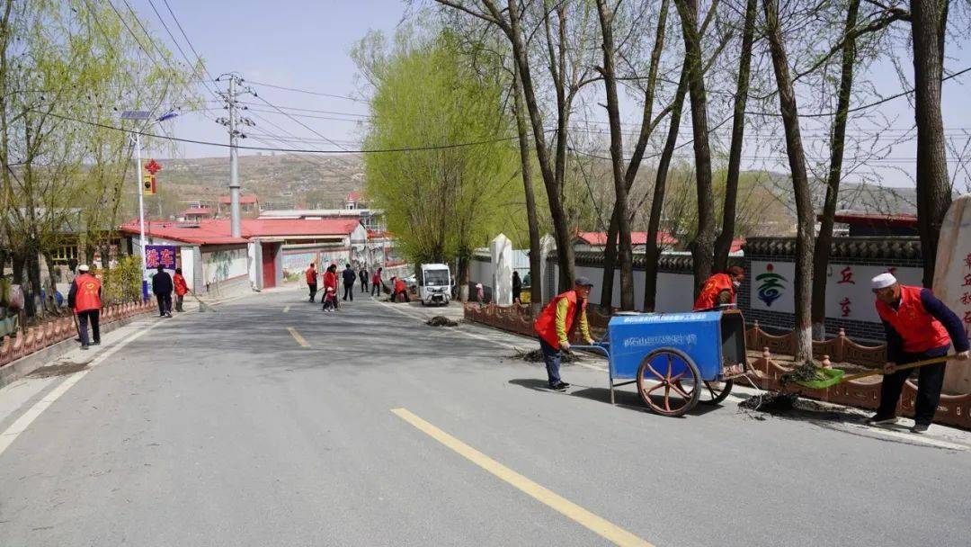 癿藏镇组织干部群众在清理临大公路沿线垃圾的同时,重点对乡村振兴