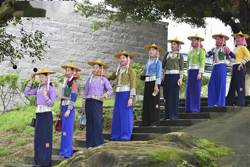 惠安女采茶(惠女风情园 供图)01黄斗笠,花头巾,短上衣,宽筒裤当落日