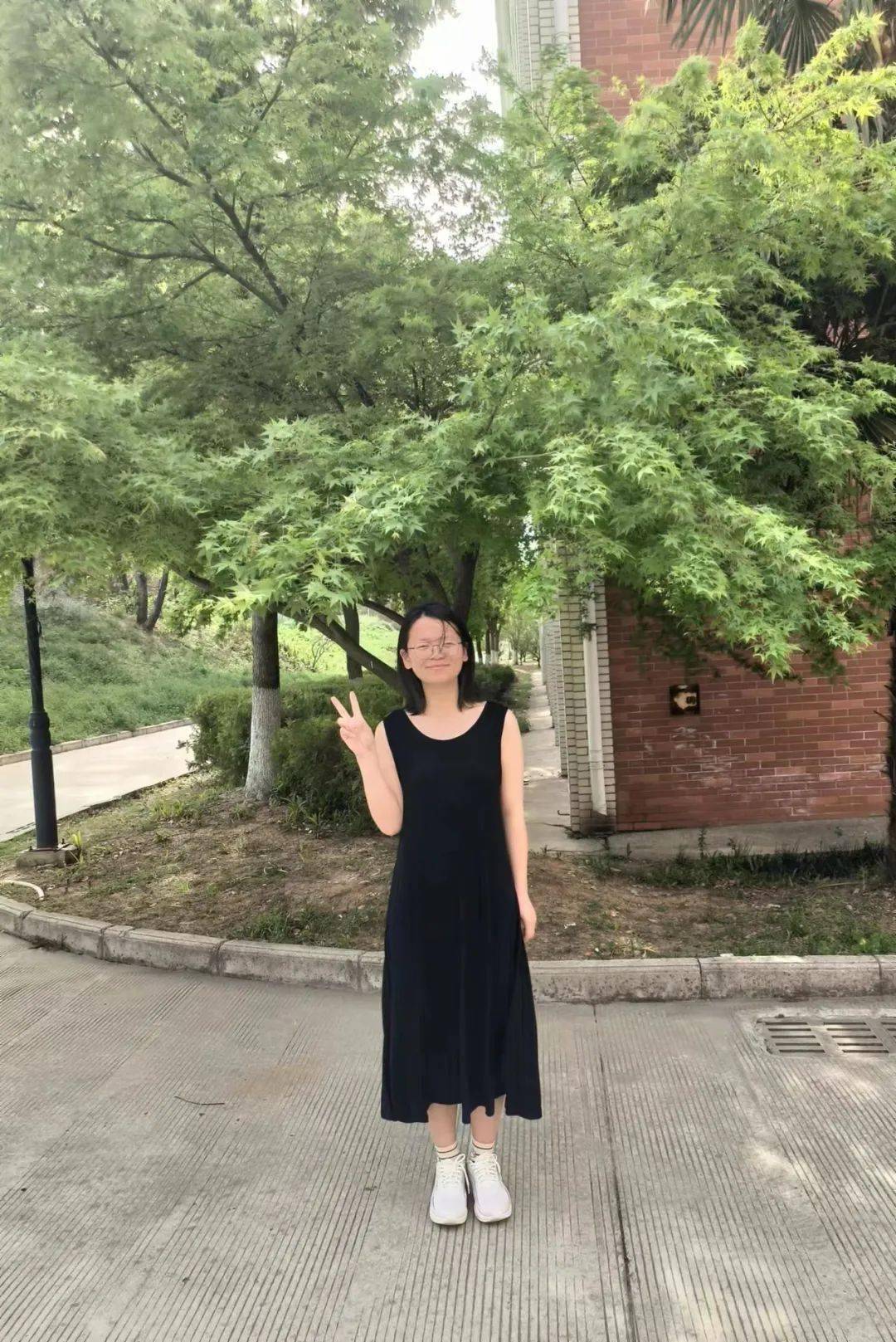 94张雨晨 朱天蕴 杜梦雪在操场95潘浩天天开心96王雨菲 景秋慧一起