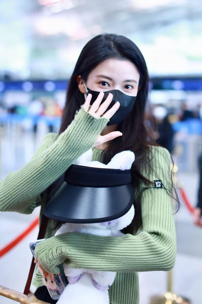 孙珍妮现身首都机场 牛油果绿穿搭一展春日小清新_账号_帆布鞋_长裤