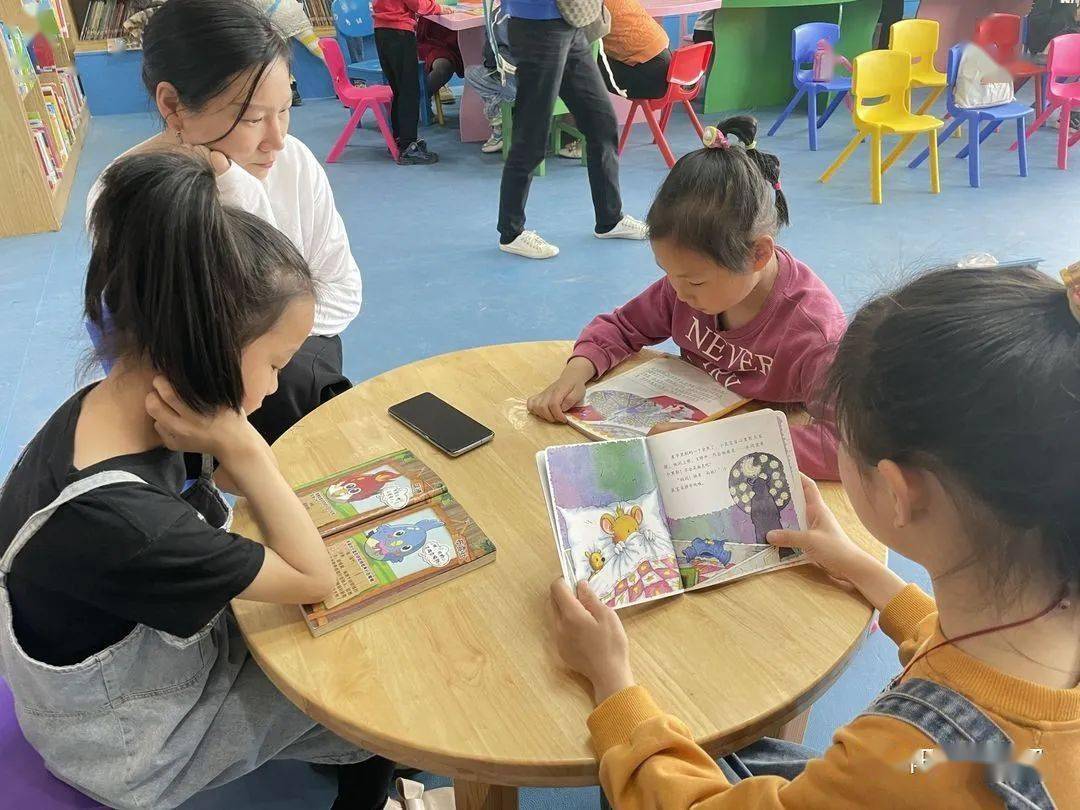 精美绘本图书,全园的小朋友分批在家长的陪同下进行了一场阅读盛会