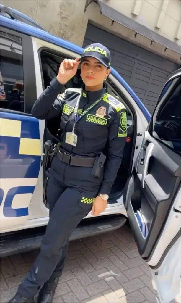 女警在网上秀辣照,有人求着她们逮捕自己_哥伦比亚_制服_ins