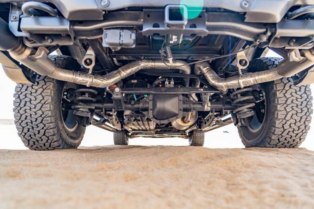 轴距3米7,v6双涡轮!号称"沙漠超跑",回头率不输"大g"_搜狐汽车_搜狐网
