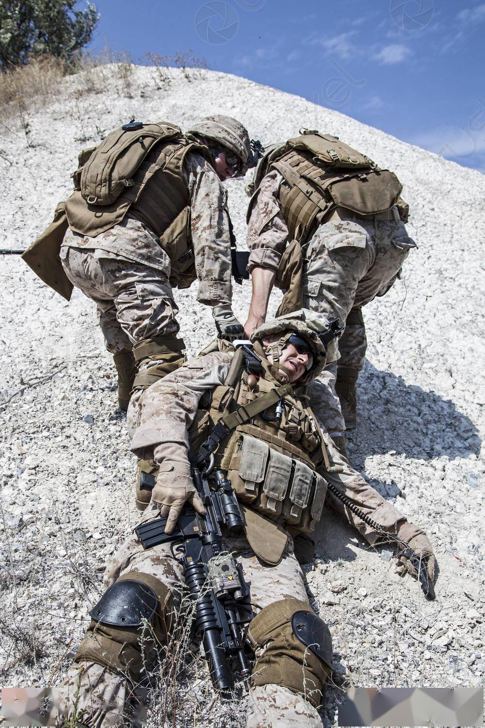 乌克兰军人舍命救战友:拖着伤兵向后方跑,挨了1枚炮弹也搭进去_救援