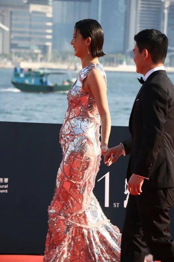 余香凝金像奖前率先报喜 肚凸行红地毡宣布怀第二胎_tim_工作_ok