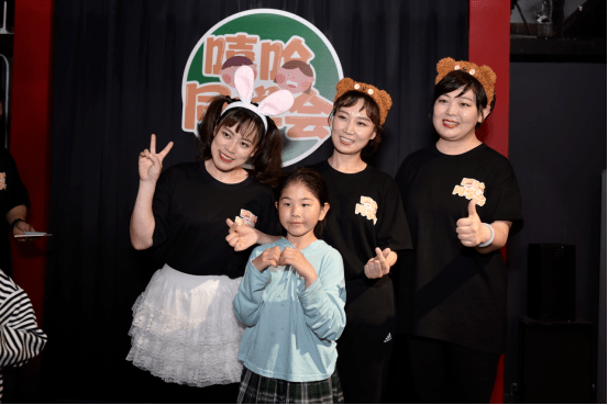 感谢咱们嘻哈同学会的幕后团队:(左一)主持人 晓峰——控场king(二排