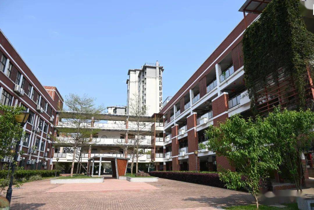 学校)坐落于人文气息浓厚,学术氛围自由,充满青春朝气的福州大学城