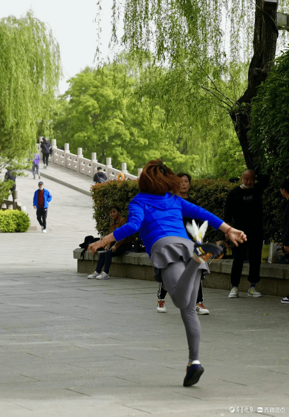 快乐健身,大明湖畔踢毽子的人_济南_平松