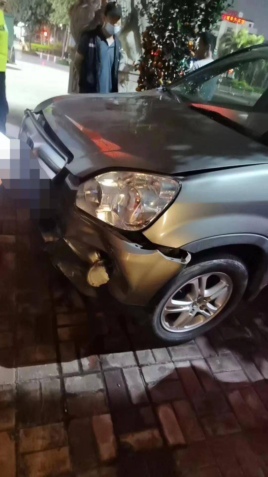 玉林一男子酒驾撞电车,致2死2伤!_小轿车_事故_死亡