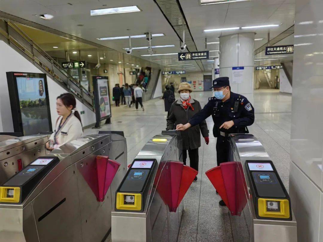 小区通过老人的描述但不记得从哪口出了"我只记得地铁口有一段小树林