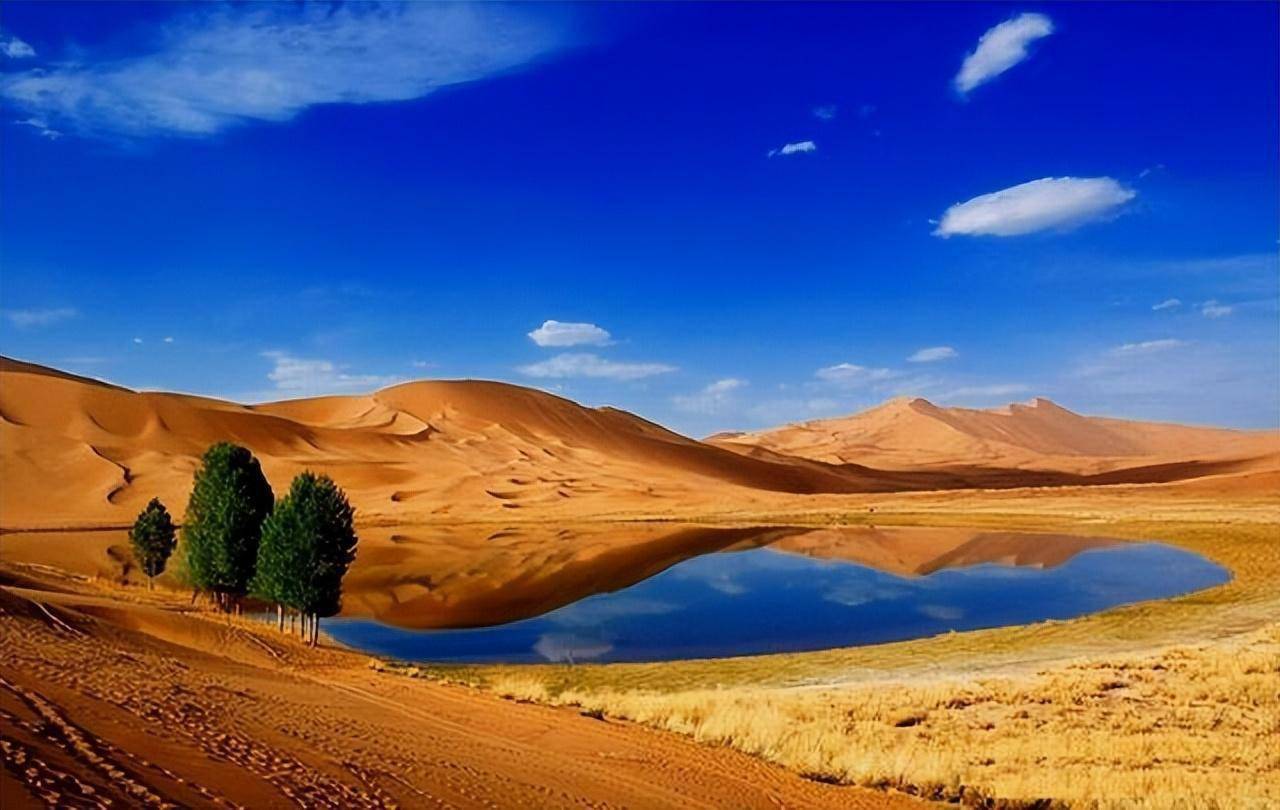 中国最大沙漠中唯一的城市,生活着2万人,周边300公里被黄沙覆盖