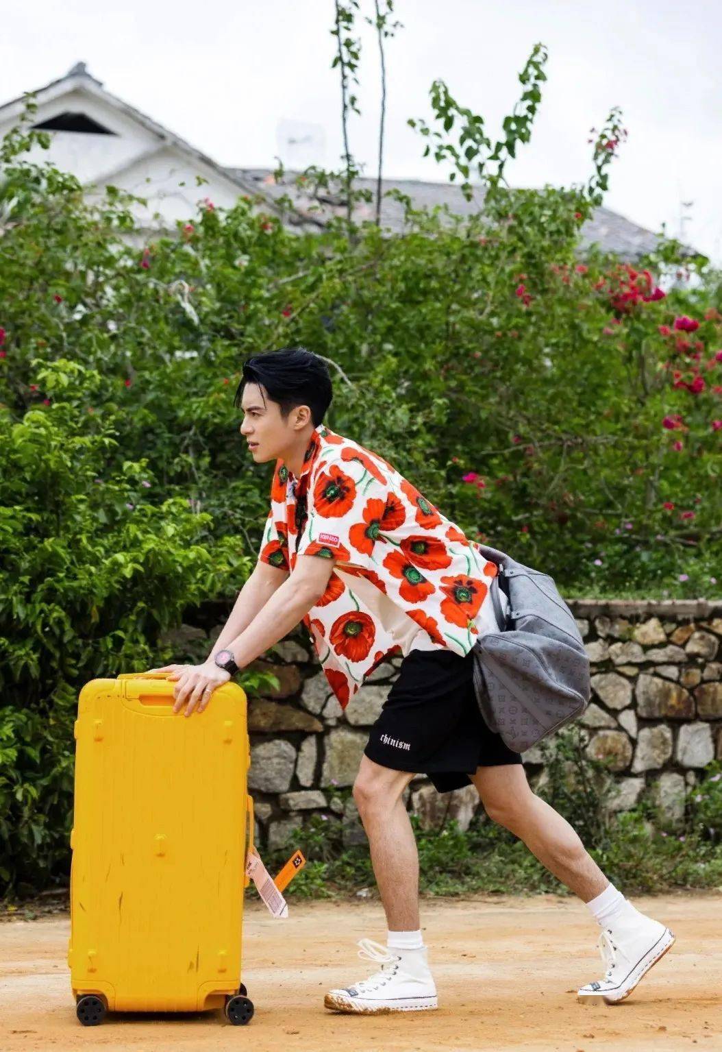 白敬亭白敬亭在他近期的私服穿搭中,长袖圆领卫衣和同色系运动短裤的