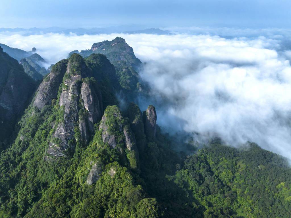 图/视觉中国清晨,都峤山云雾缭绕,丹霞地貌与云海风景相互映衬,美如