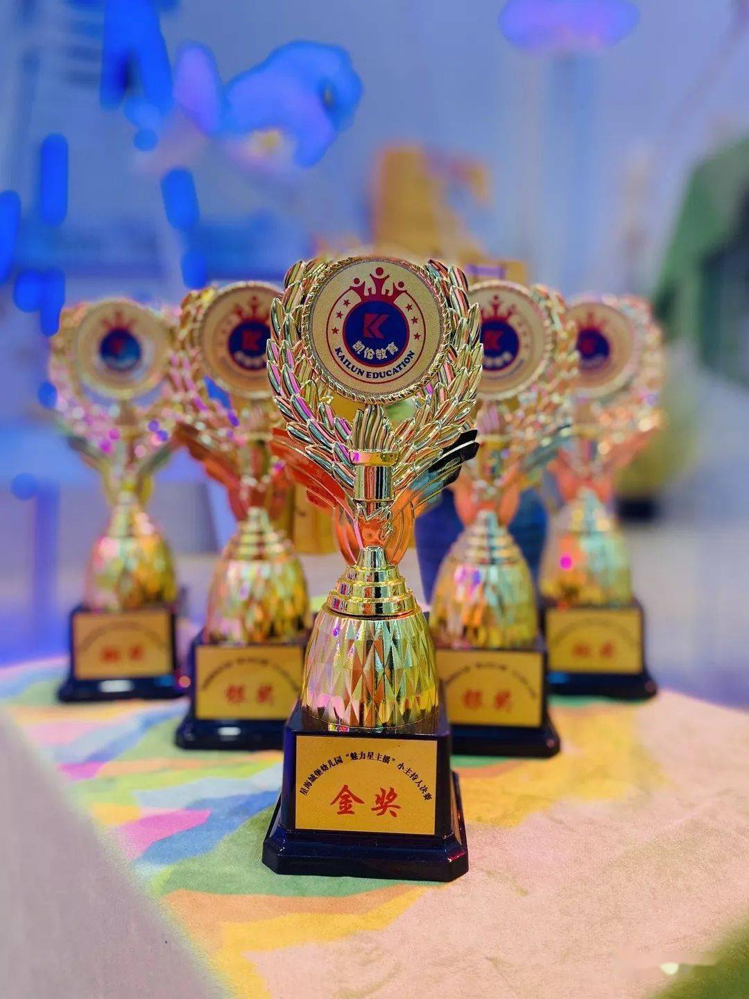 瑞,傅芸希,范梓渝,张胤岚,第二排左起:梁诗淇,何欣妍,刘凯馨,万梓晴