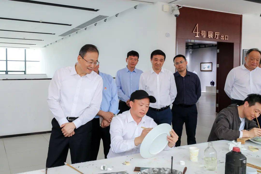 省政府副秘书长杜章彪,省人社厅厅长蒋斌,省教育厅副厅长刘小强,省