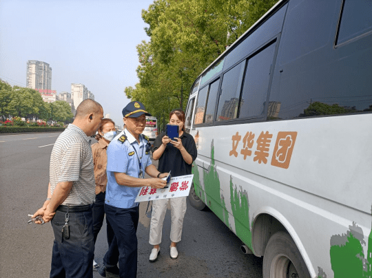 武陵区查处客运车辆站外揽客行为_执法_常德_汽车总站