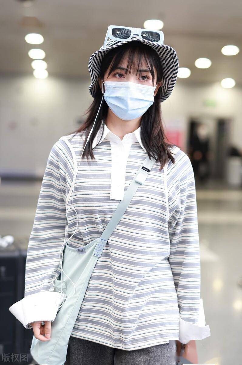 街拍:沈月条纹polo衫 牛仔阔腿裤 渔夫帽可爱邻家_北京_机场
