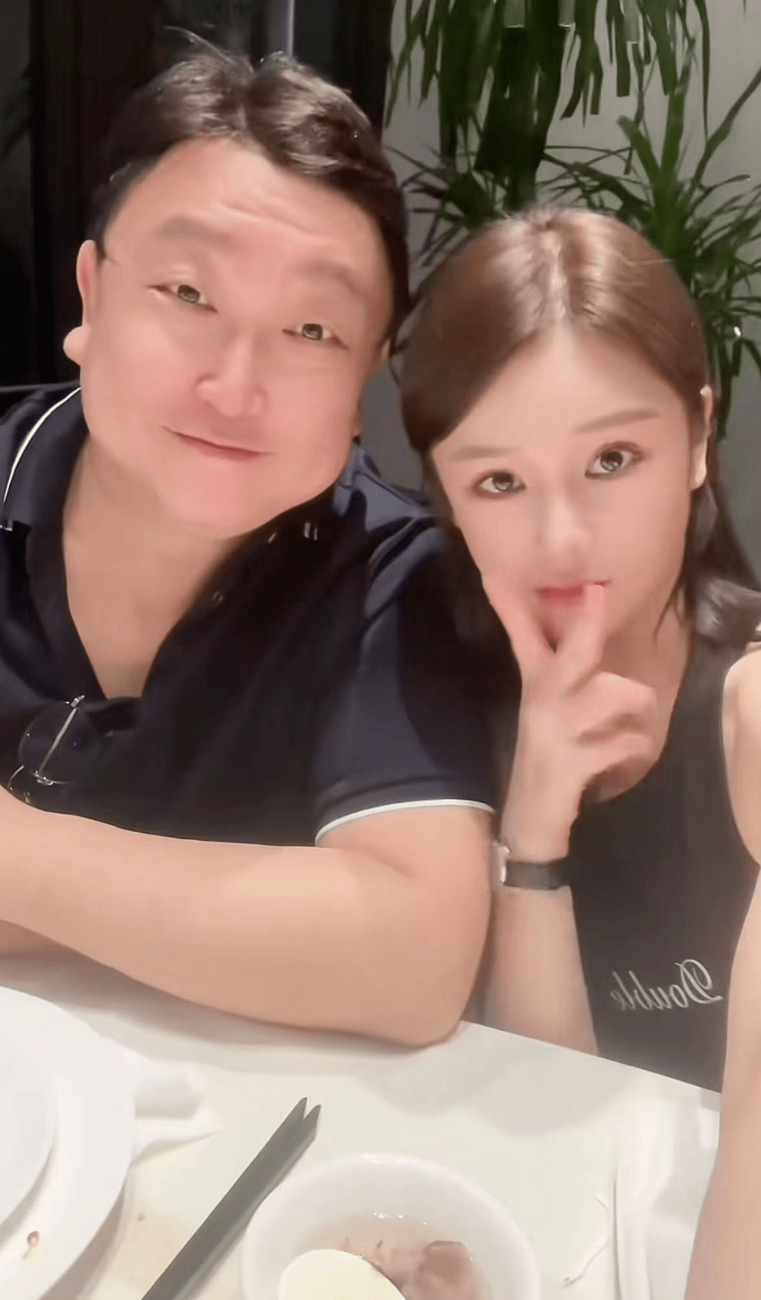 女星邱意浓和王晶再引猜测,靠怀中甜笑不避嫌,已拿男方9部资源_邱淑贞