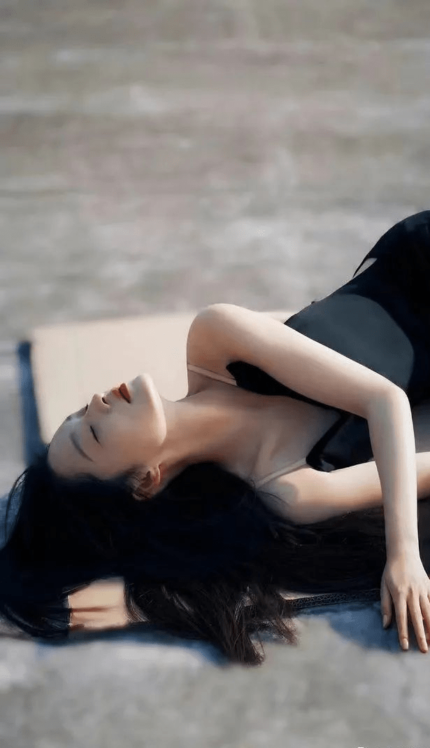 穿露背裙躺纸板上拍照,妖娆姿势让网友直呼看不懂_造型_时尚_服装