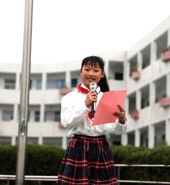 在第28个世界读书日到来之际,椒江区桔园小学举办第二届"小桔灯"读书
