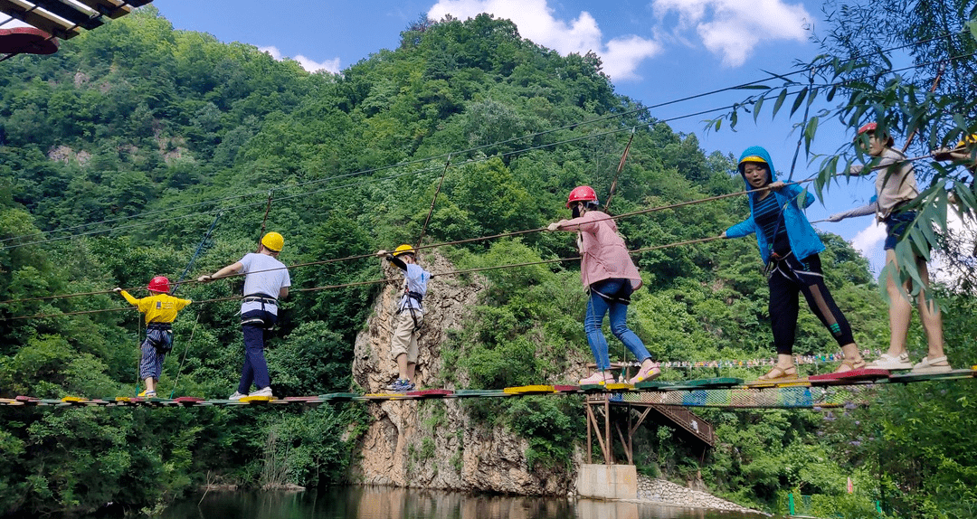穿越秦岭峡谷,开展十几种激情水上闯关游戏是集赏,玩,吃于一体的综合