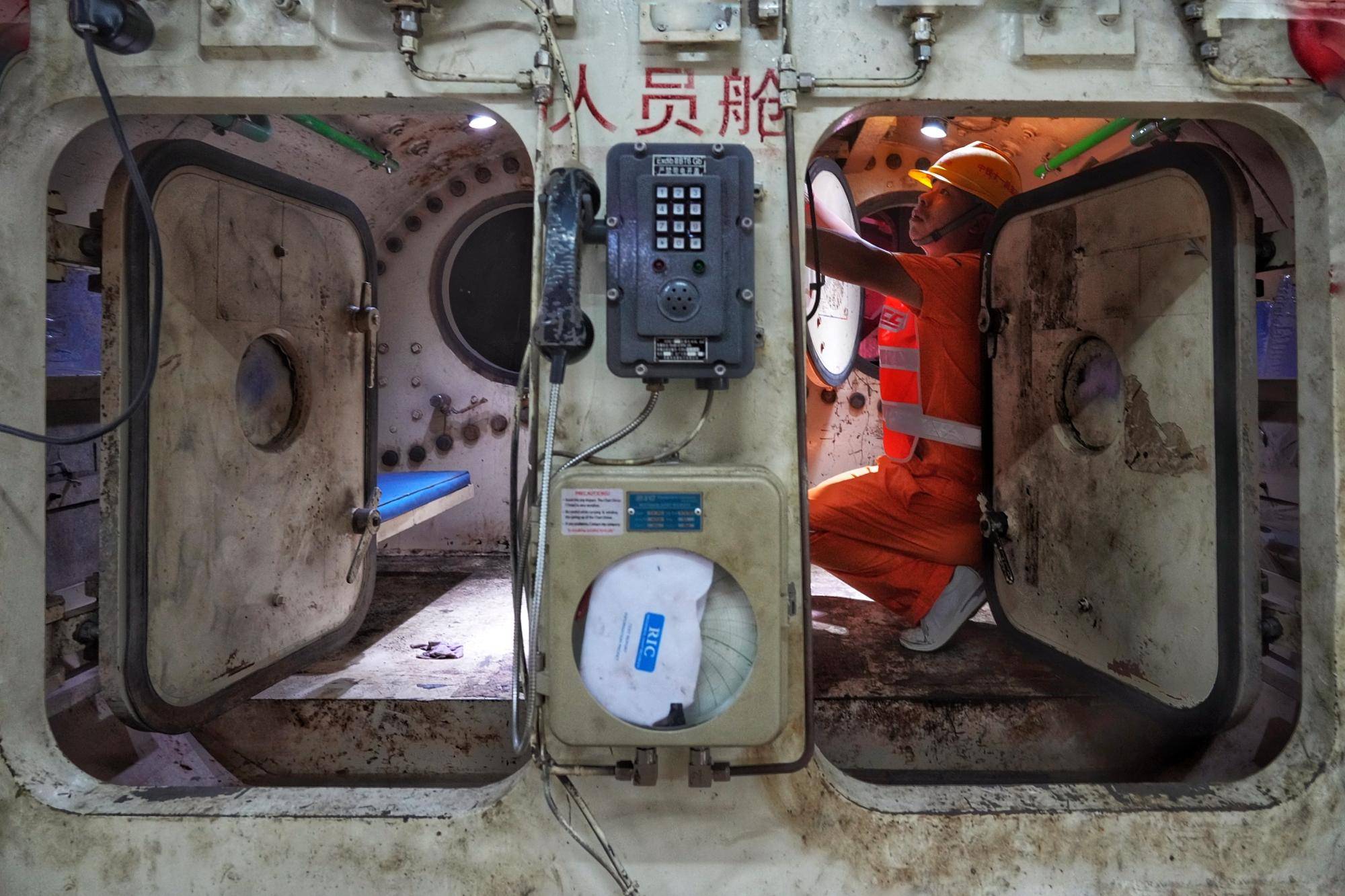 中铁十一局技术人员检查准备始发的"铁兵广花13号"盾构机刀头舱