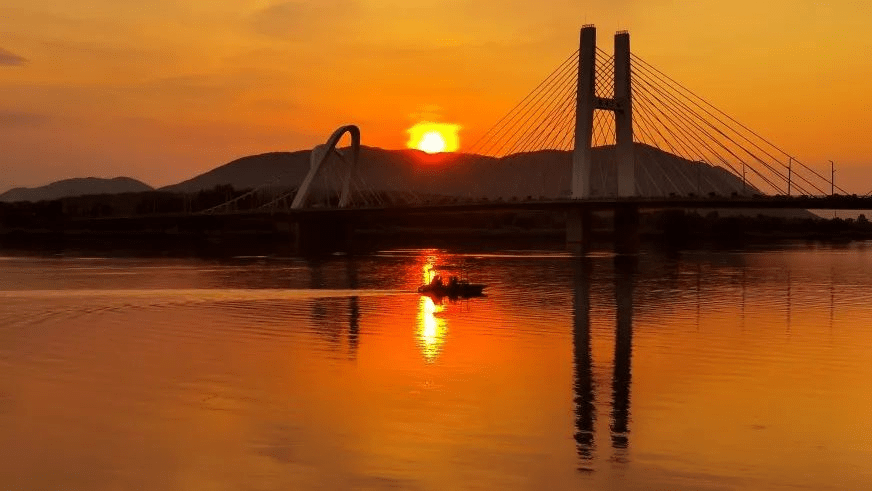 能将汉江,龙岗大桥与夕阳一起装进画面,是汉中摄影宝藏地