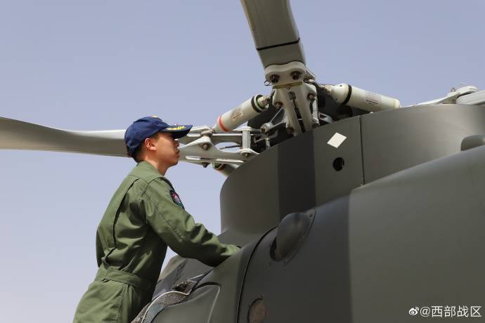 第76集团军某陆航旅组织官兵展开专攻精练_刘泽晨_吴骁峰_悬停