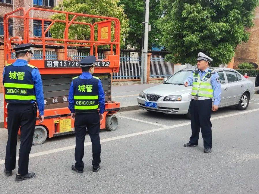 南雄交警城管联动整治"违停"!_影响_执法_机动车