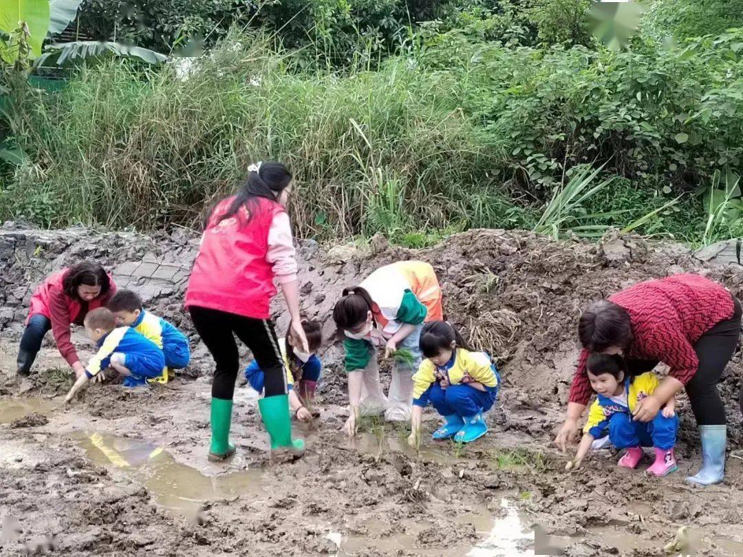 雨靴踩泥浆图片