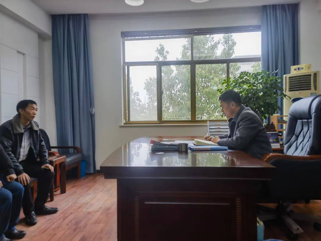 上午四个小时里,解伟的办公室会客椅上一共换了五拨人.