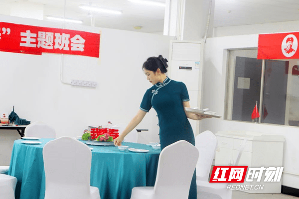 该校曹诗宇同学展示《我爱青春》中餐主题宴会摆台技能,将此次主题