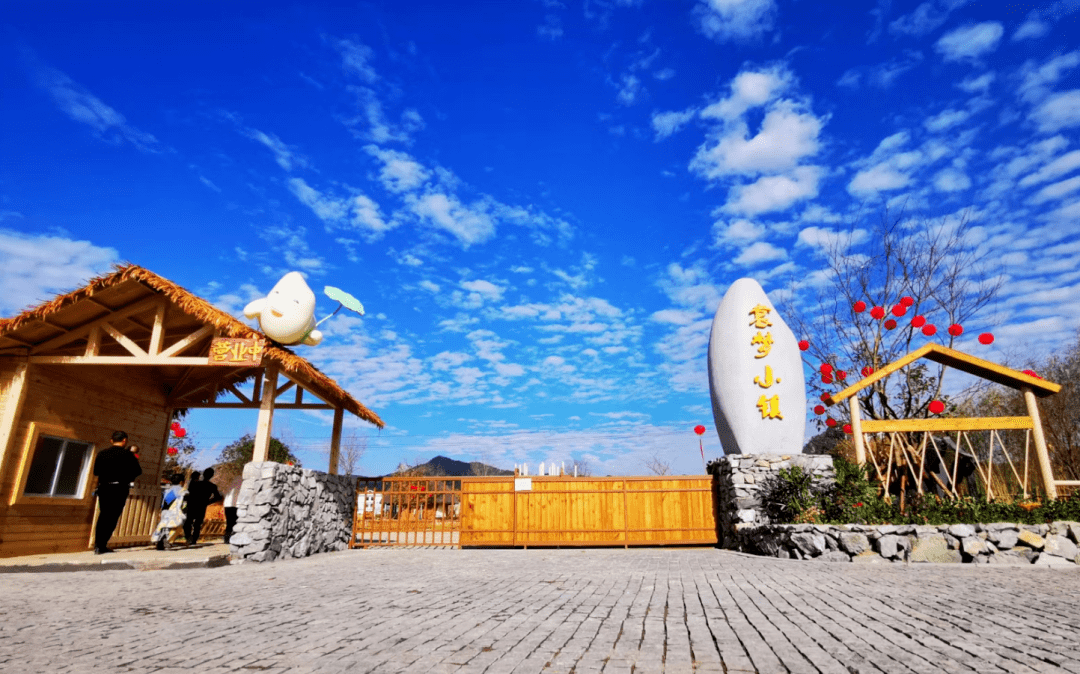 袁梦小镇赛石花乐园十里红杜鹃农庄八卦脑景区旺龙湖.