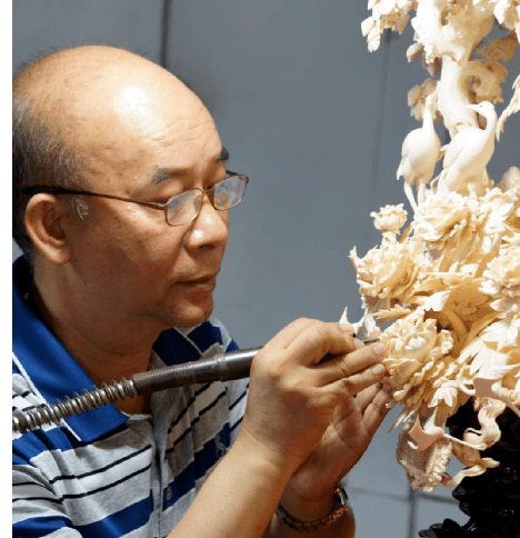 张民辉,广州牙雕国家级非遗代表性传承人,中国工艺美术大师,享受