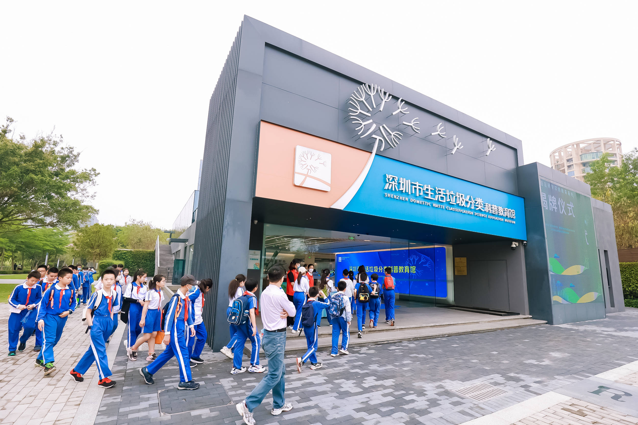 福田区人民政府副区长朱江,冯瑞,区教育局局长王巍,区城市管理和综合