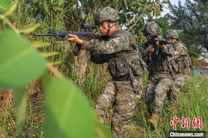 直击广西南宁武警官兵多课目训练瞬间_刘承_进行_能力