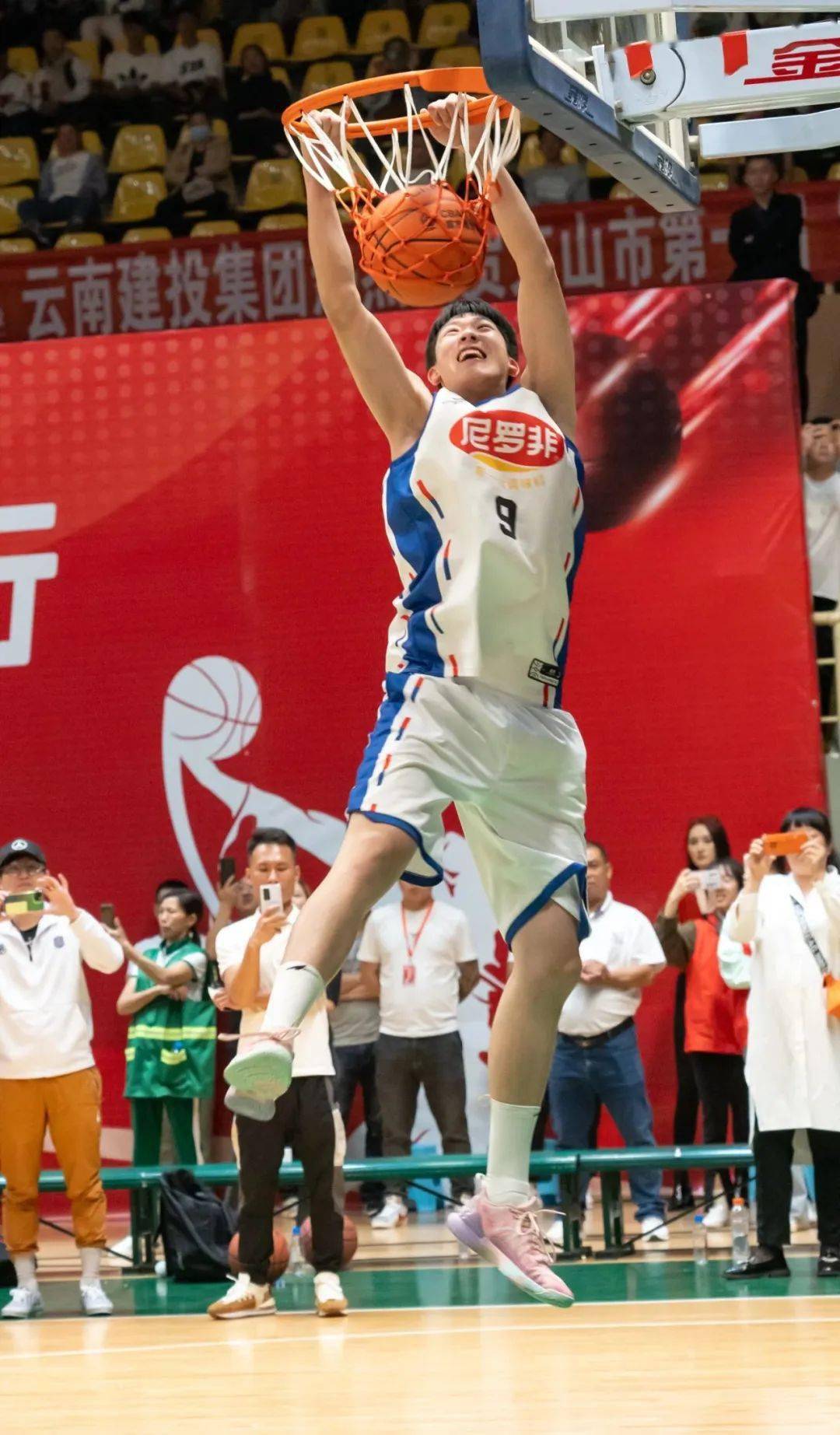 通过精彩对决,球员万磊,林景元,爱德华兹3名球员在扣篮大赛中脱颖而出