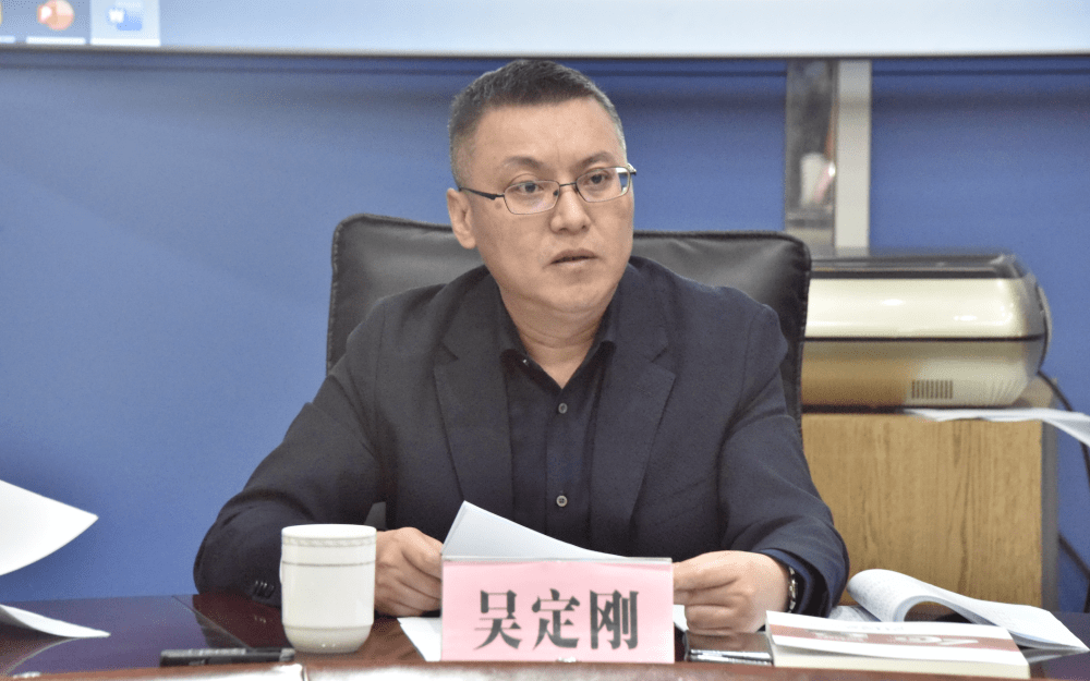 长虹股份公司副总经理,长虹美菱董事长吴定刚主持会议并宣布大会开始