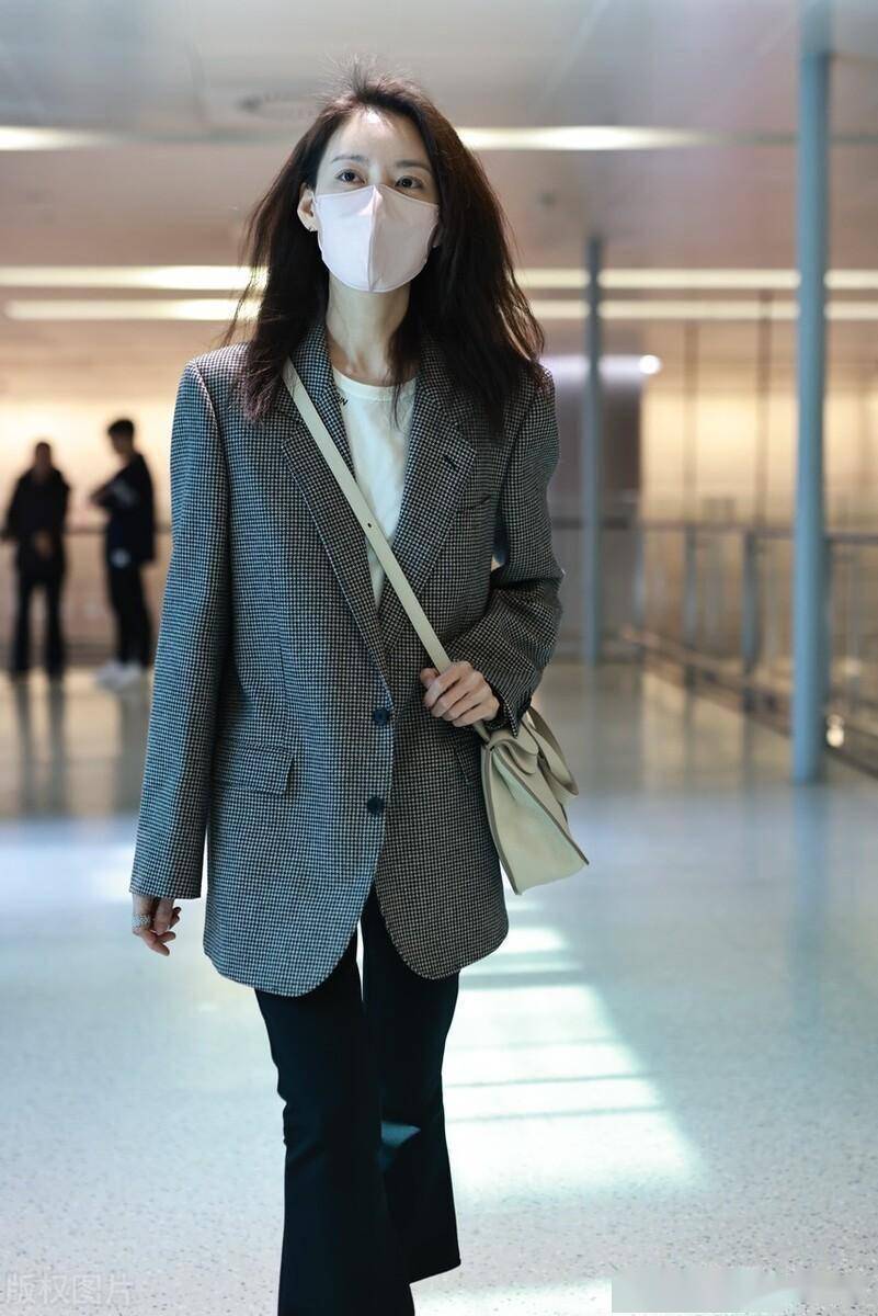 高露现身上海机场,灰色西服搭微喇牛仔裤简约时尚
