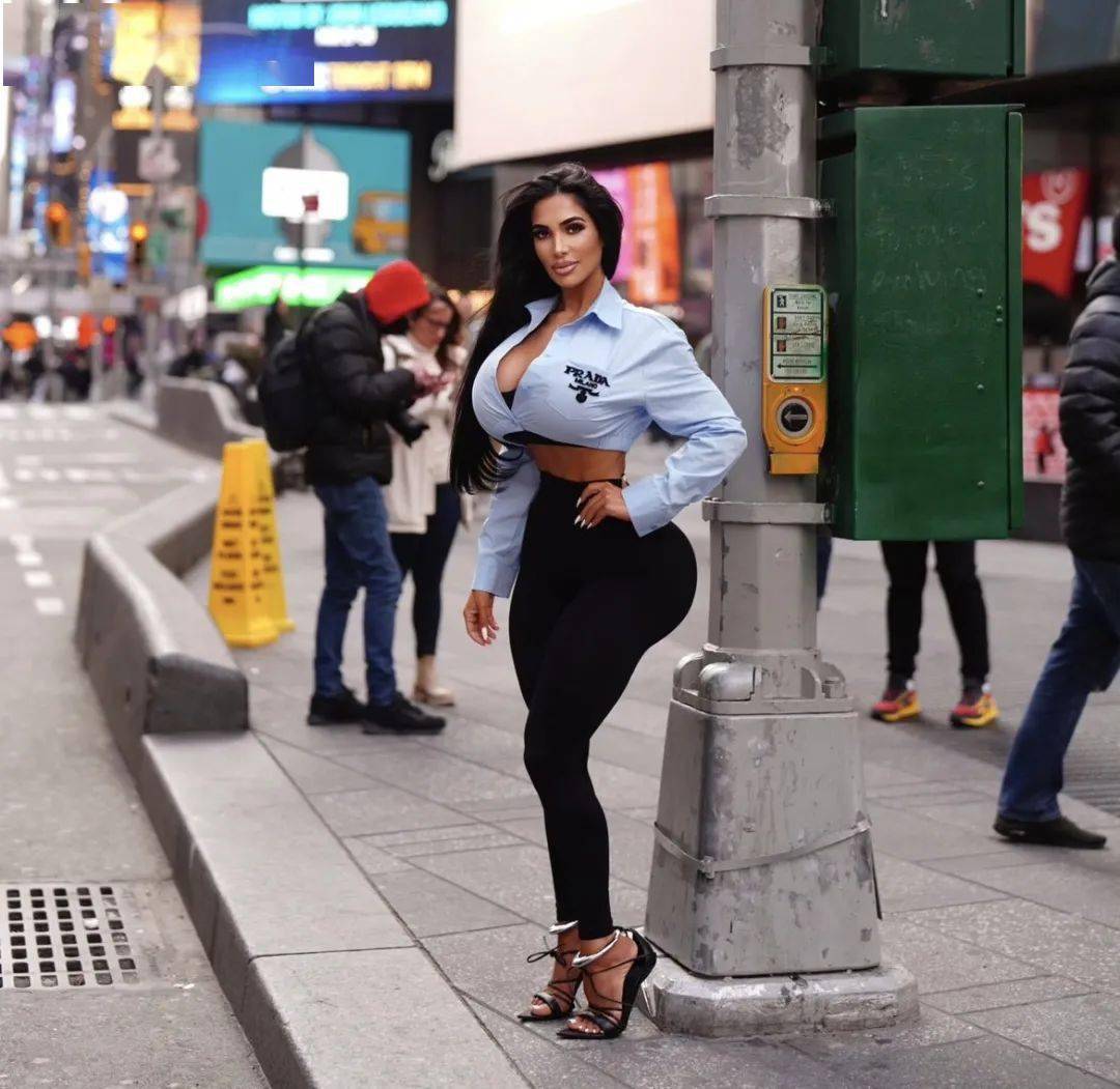 卡戴珊模仿者过度整形不幸离世……金·卡戴珊本人已经励志成为律师