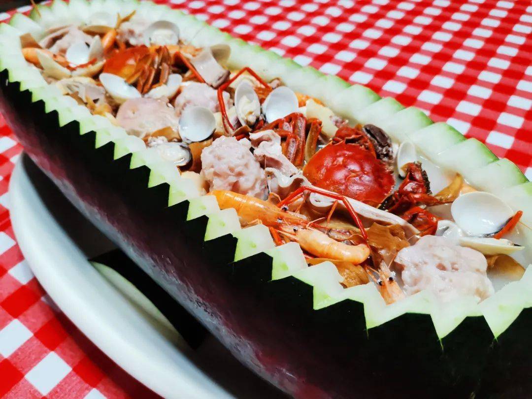 打造出"船"的效果,将冬瓜打横放置,冬瓜制作而成的冬瓜船,冬瓜船打卡