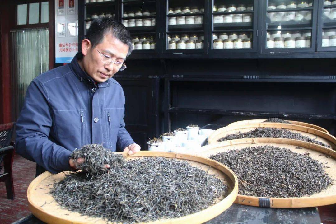 作为主要成员参与《安化黑茶贮存通则》等4项"安化黑茶"省级地方标准