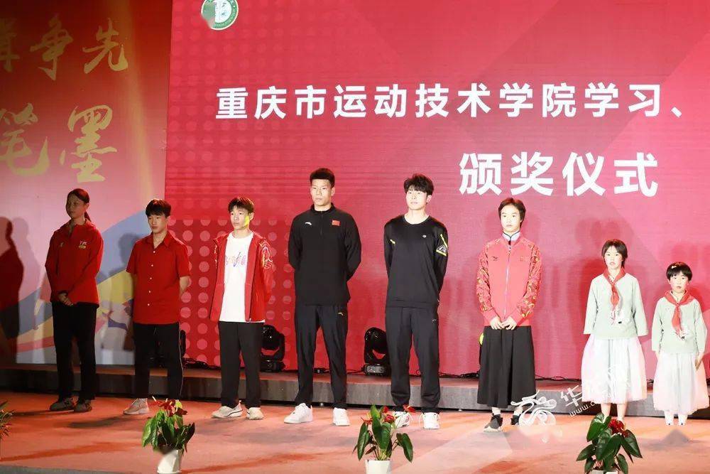 重庆市运动技术学院这样擦亮青春底色_青年_汇演_表演