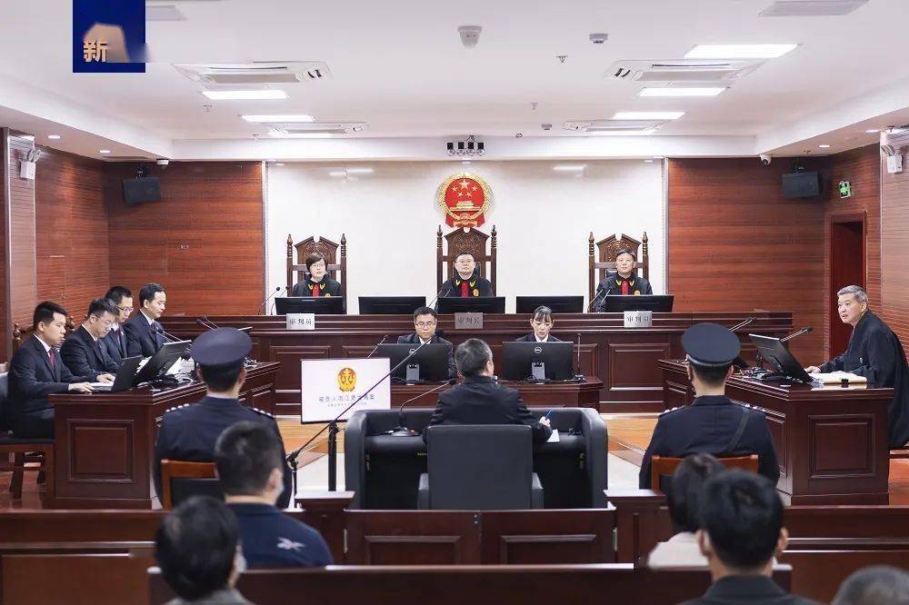 2001年至2021年,被告人周江勇利用担任浙江省鄞县副县长,象山县县长