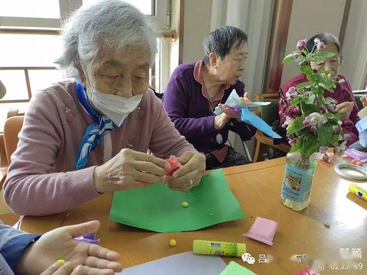 走进养老院 情暖老人心——城南幼儿园61跨越四班社会实践活动_手工