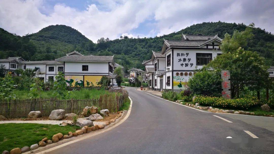 木寨社区冰翔水上乐园游客 田超 摄木寨社区距离大方县城20公里