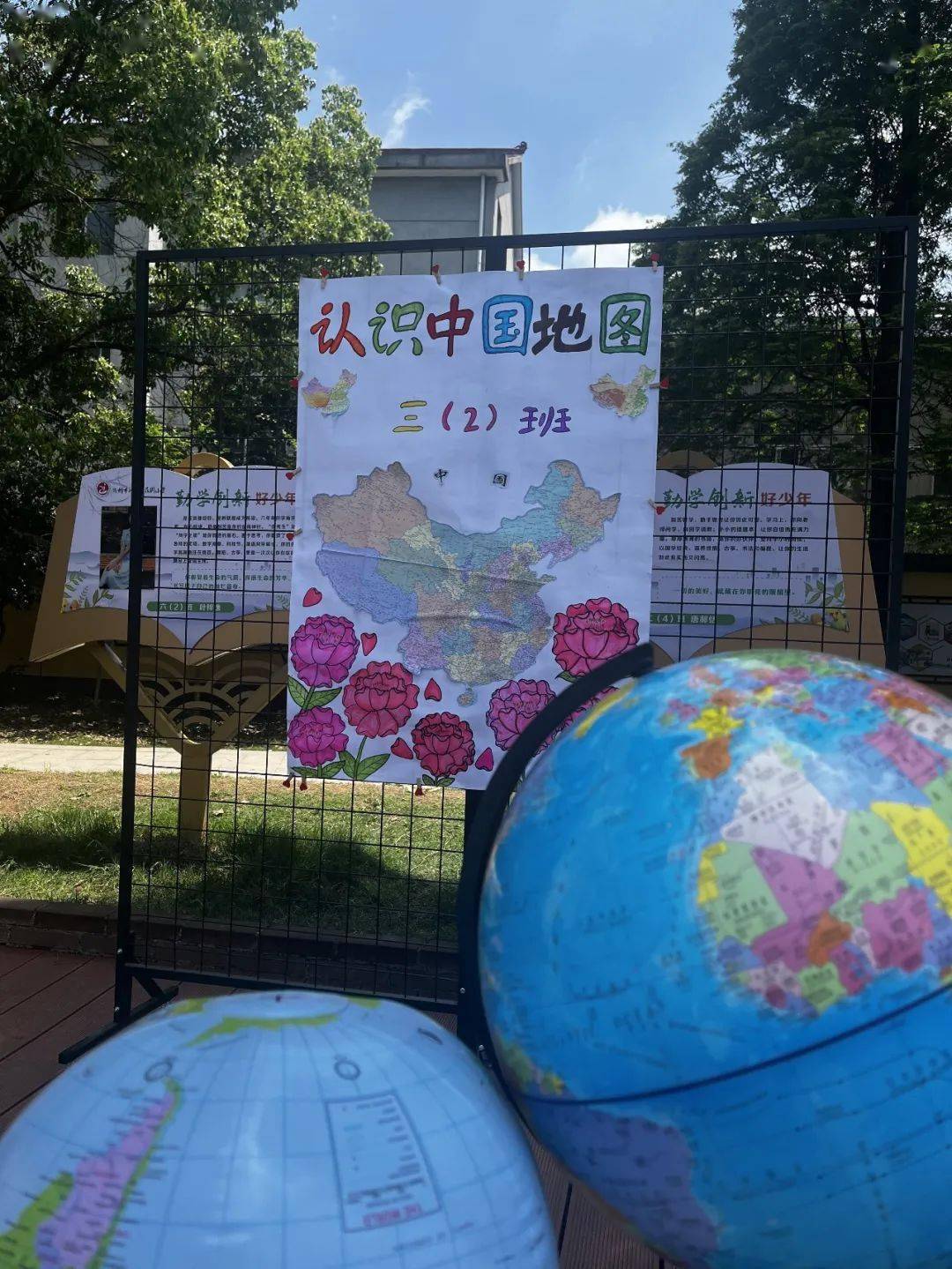 左右滑动,查看更多班级精心制作的海报很快就吸引了众多的小朋友们的