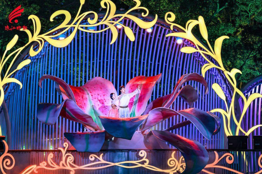 沿河途经"鸣鼓醒狮""幻境入梦""花间恋月""鼓舞问道""水岸花语""