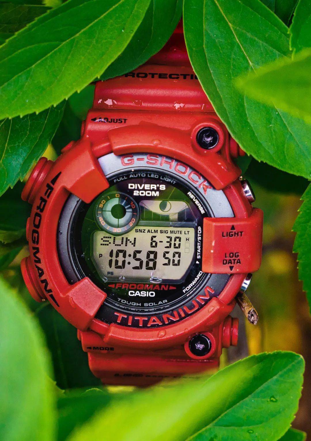 作为30周年纪念款,赤黑蛙背面还刻印有30周年蛙人图案,与手表的led