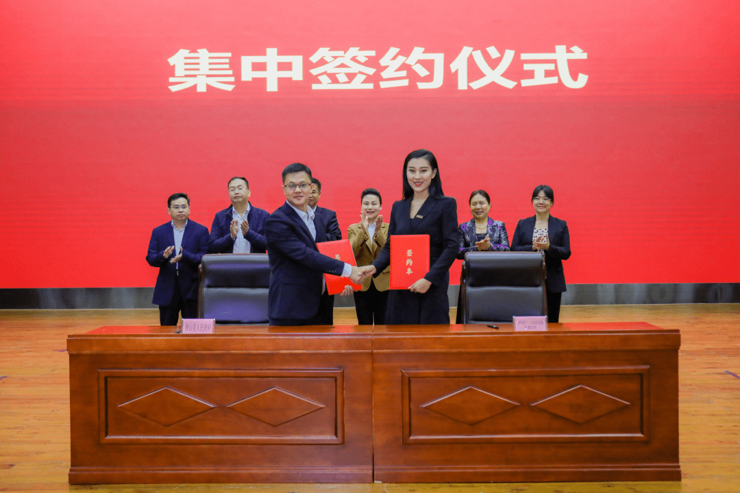 彭登峰代表钟山县人民政府与贺州德明纸制品包装有限公司签约李强代表